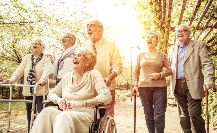 un_groupe_de_personnes_agees_en_promenade.jpg